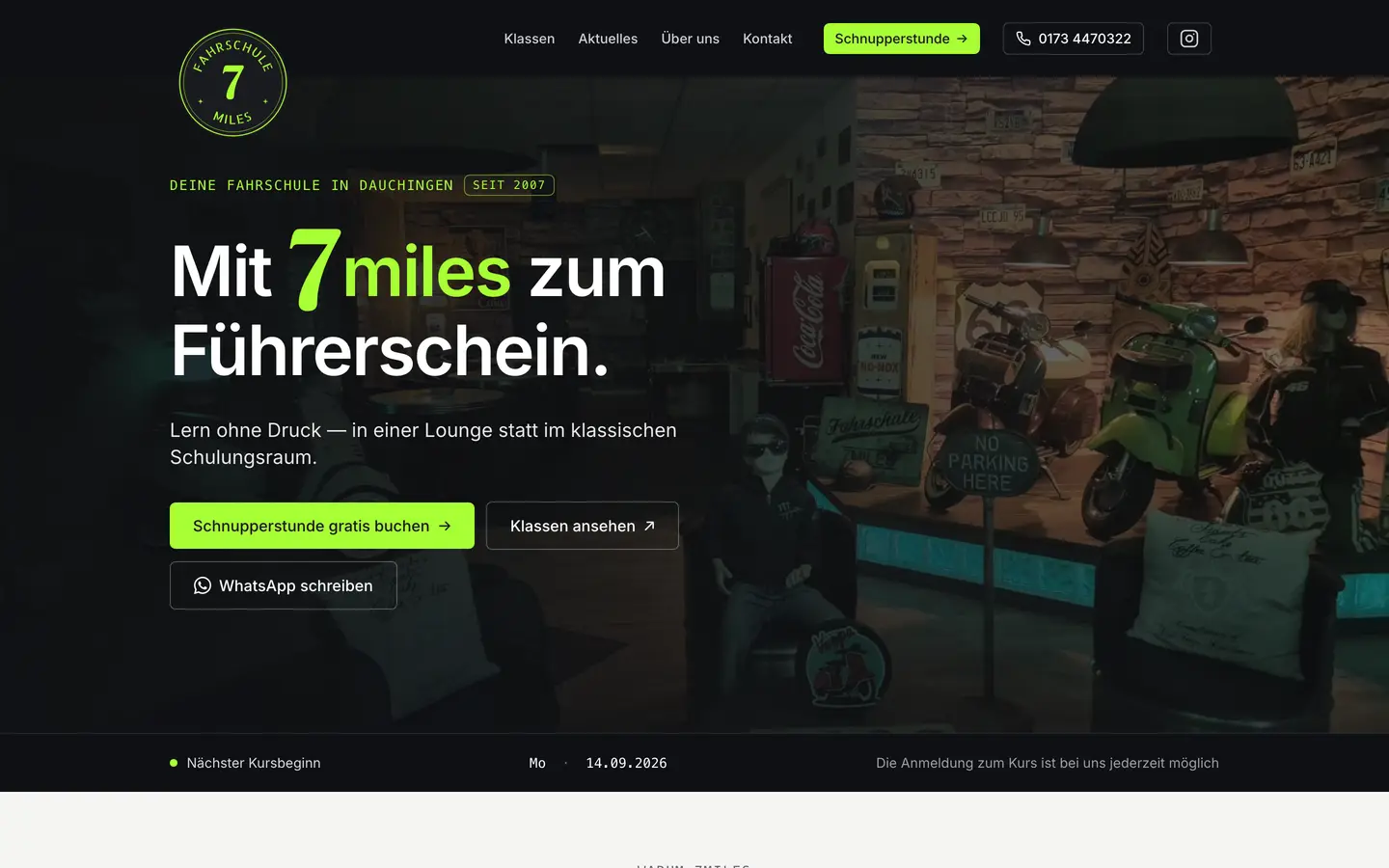 Startseite der Fahrschule 7miles auf einem Desktop-Bildschirm: dunkler Hintergrund, grüne Akzentfarbe, Crest und Einstieg zur Schnupperstunde.