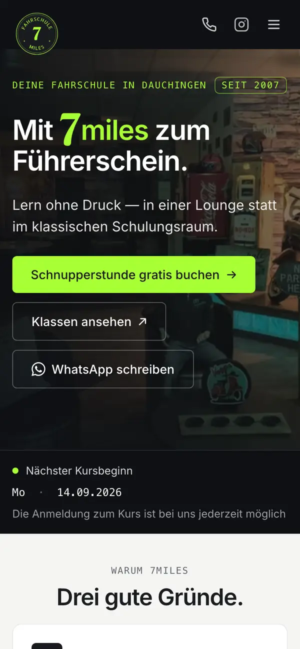 Dieselbe Startseite auf dem Smartphone, Menü und Schnupperstunden-Button oben erreichbar.
